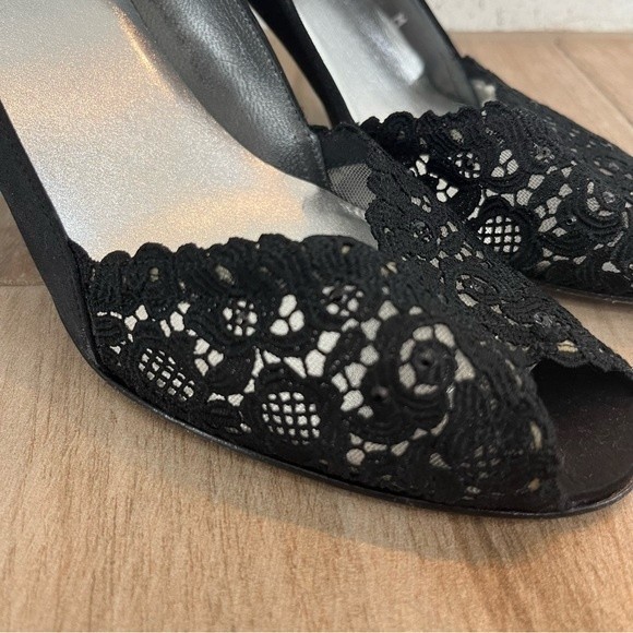 STUART WEITZMAN Lace/Satin Peep Toe Pumps Size 9 - Picture 2 of 7
